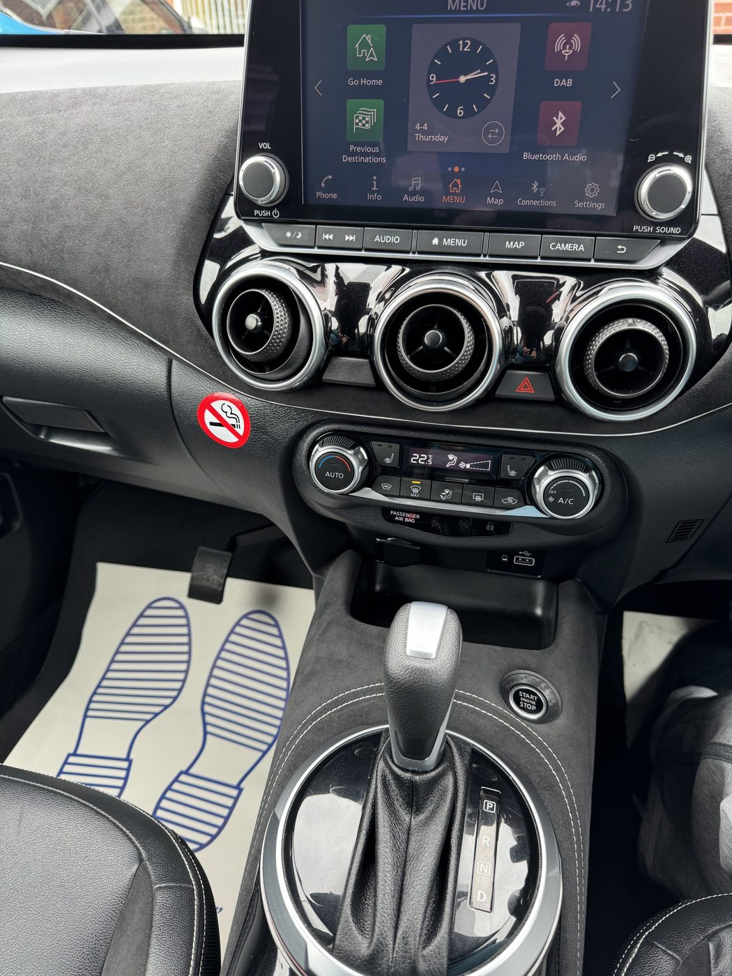 The automatic gear selector in the grey Nissan Juke, showing the P R N D gate