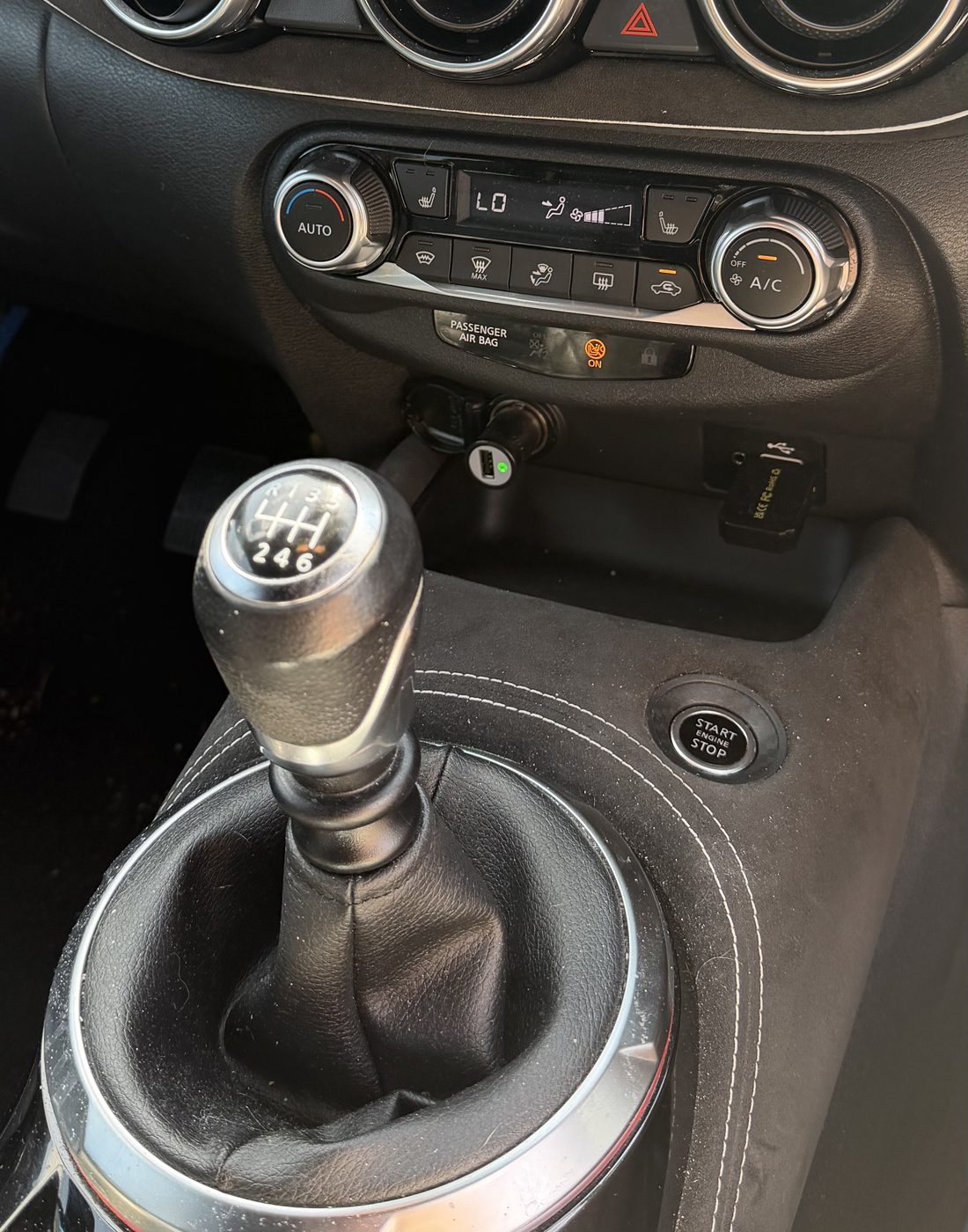 The six-speed manual gear stick in the blue Nissan Juke